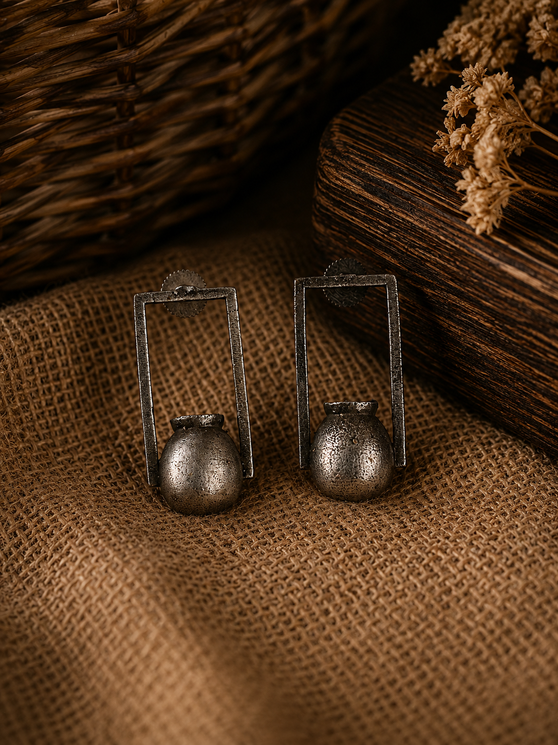 Charulata Plain Matka Earring